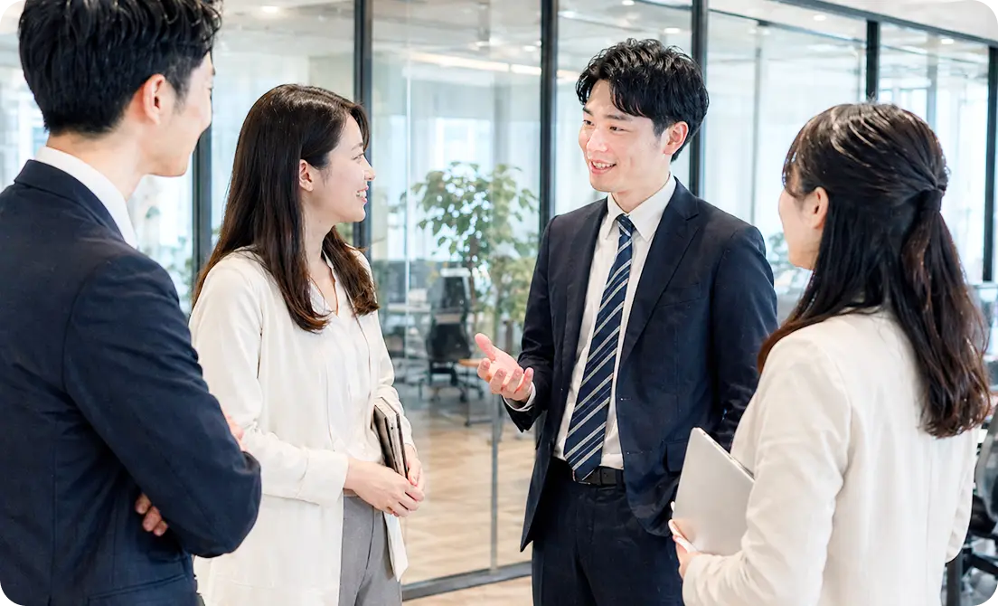 社員同士が自然に会話している様子